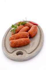 petits chorizo crus isolés sur un fond blanc
