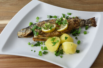 gebratene Forelle mit Petersilienkartoffeln und Zitronen