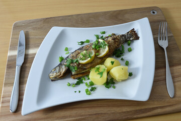 gebratene Forelle mit Petersilienkartoffeln und Zitronen