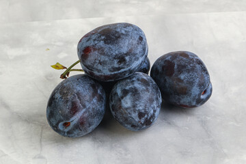 Obraz premium Ripe plum heap over background