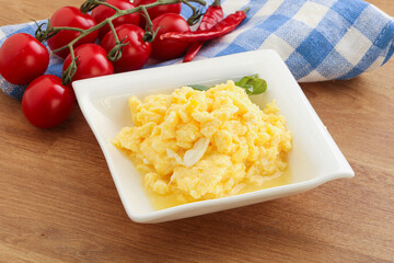 Scrambledd egg in the bowl