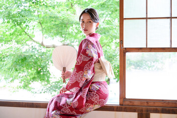 浴衣で振り返る美しい女性