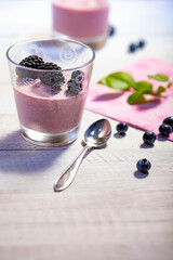 Rotwein Mousse mit Brombeeren und Heidelbeeren