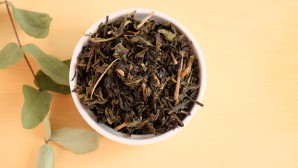茎が入ったほうじ茶、茶殻を再利用する。