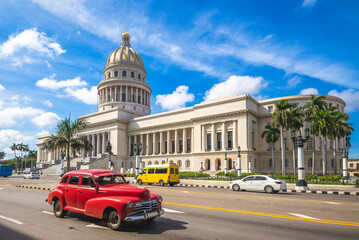 National Capitol Building et vintage à la havane, cuba
