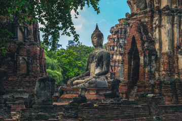 Prang and Buddha statue, Wat Mahathat, Ayutthaya, thailand - obrazy, fototapety, plakaty