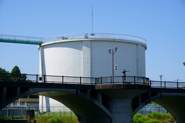 Obraz premium 浄水施設と貯水池の橋