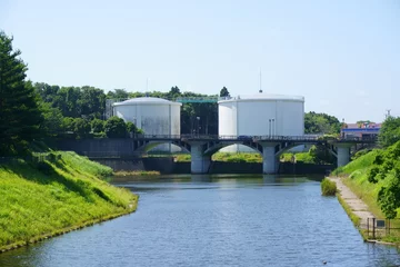 Tuinposter 浄水施設と貯水池の橋 © Yumarumi