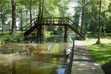Fototapeta na wymiar Spreewaldbrücke mit Treppen am Kanal im Spreewald