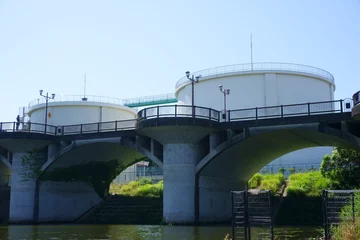 Tuinposter 浄水施設と貯水池の橋 © Yumarumi