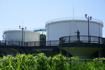 浄水施設と貯水池の橋