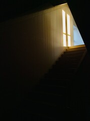 階段と窓から差し込む光