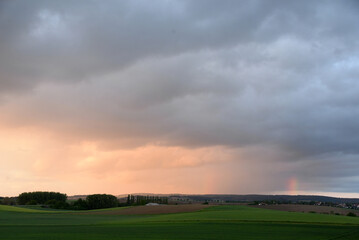 Wolkenhimmel mit Regenbogen, abends