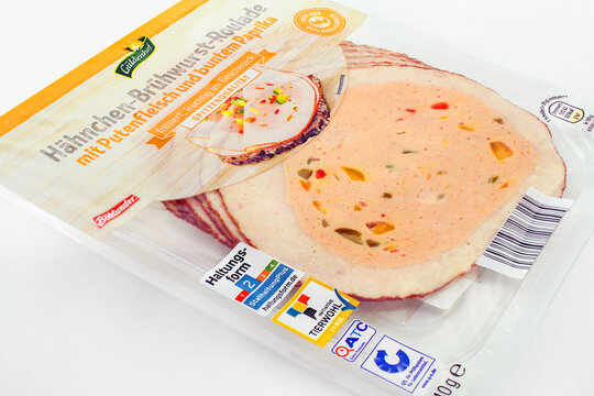 Güldenhof  Hähnchen Brühwurst mit Putenfleisch Aufschnitt in Kunststoff Verpackung close up