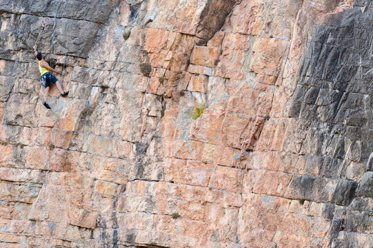 Persona practicando la escalada en una pared de roca, cerca de la población de Jérica, en la provincia de Castellón. Comunidad Valenciana. España. Europa