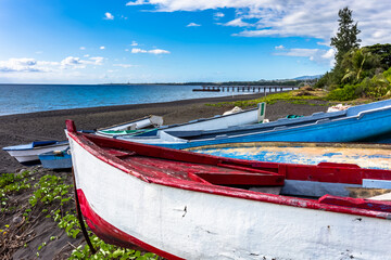 Barques de pêche en baie de Saint-Paul, ilîle de la Réunion 