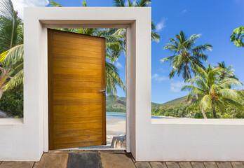 Porte ouverte sur plage d’Anse Possession, Praslin, Seychelles 