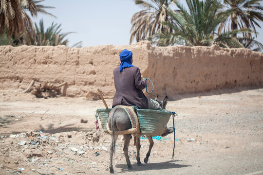 Hombre subido en burro con alforjas. Estampa costumbrista en el sur de Marruecos.