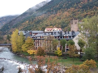 Fototapeta na wymiar Broto, localidad de Huesca ubicada entre montañas. España.