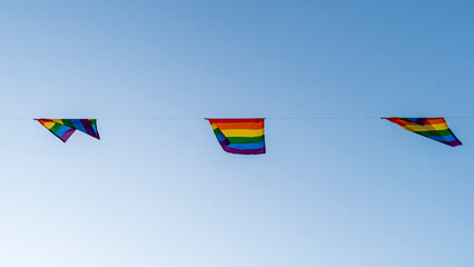 Bandera del colectivo LGTBI en el cielo azul
