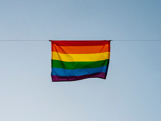 Bandera del colectivo LGTBI en el cielo azul