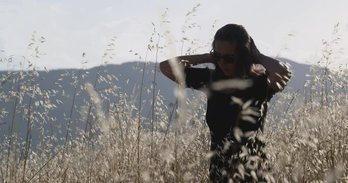 BELLA DONNA NEL CAMPO DI GRANO