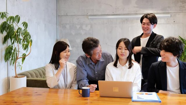 楽しくチームで仕事をするビジネスパーソン