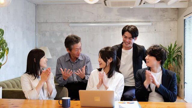 楽しくチームで仕事をするビジネスパーソン