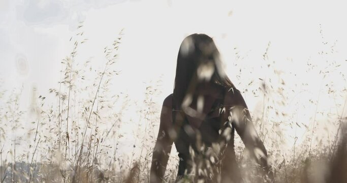 BELLA DONNA NEL CAMPO DI GRANO
