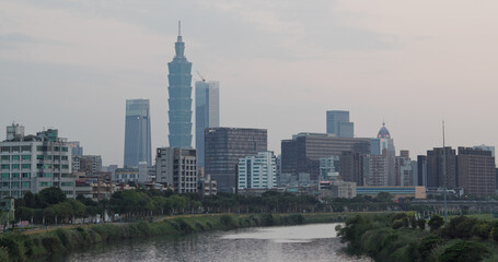 Fototapeta premium Taipei city skyline with keelung river in the evening
