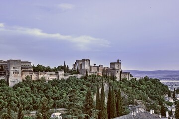 Fototapeta na wymiar Panorámica de La Alhambra desde el barrio de Albaicin en Granada, España