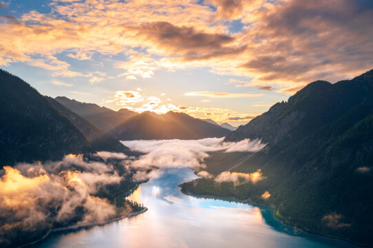 Plansee in &Ouml;sterreich beim Sonnenaufgang im Sommer