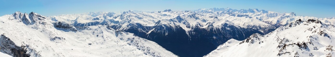 Fototapeta na wymiar Photo panoramique de la chaine des Alpes, vue depuis Val Thorens.