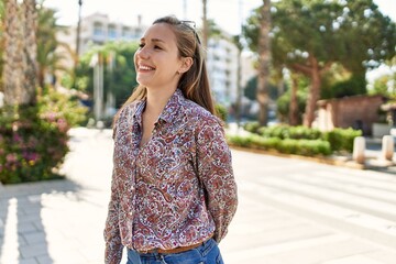 Fototapeta premium young irish girl smiling happy standing at the city.