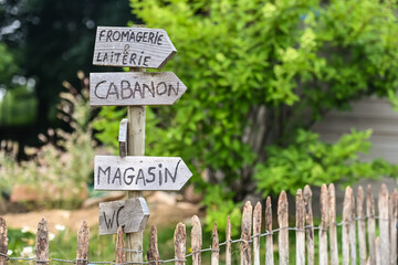 magasin ferme agricole fromagerie laiterie cabanon WC fleches bois nature agriculture bio