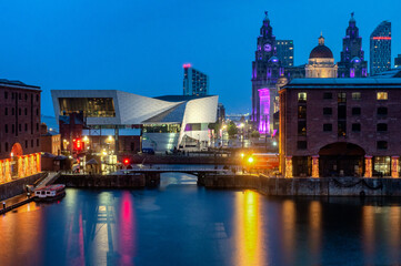 Fototapeta premium Liverpool Waterfront buildings at night
