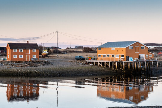 Spiegelungen an der Barentssee in Vestre jakobselv bei Vads&oslash; in Norwegen