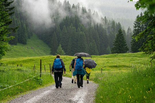 Urlaub im Kleinwalsertal: Wandern einer Gruppe auch bei Regen, schlechtem Wetter in Österreich, Bayern - Nähe Riezlern, Mittelberg