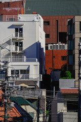 強い日差しが斜めの影を作る