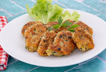 beignets aux courgettes dans une assiette