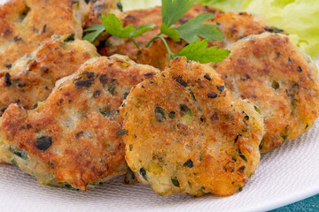 beignets aux courgettes dans une assiette