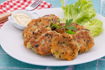 beignets aux courgettes dans une assiette