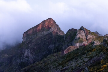 Fototapeta na wymiar Malerischer Sonnenaufgang auf dem Pico do Areeiro Madeira