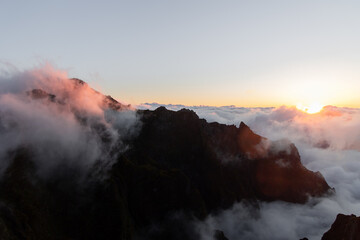 Malerischer Sonnenaufgang auf dem Pico do Areeiro Madeira