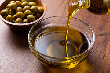 オリーブオイルを注ぐ