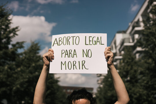 Phrase in Spanish language "Aborto Legal para No Morir" = legal abortion so as not to die


