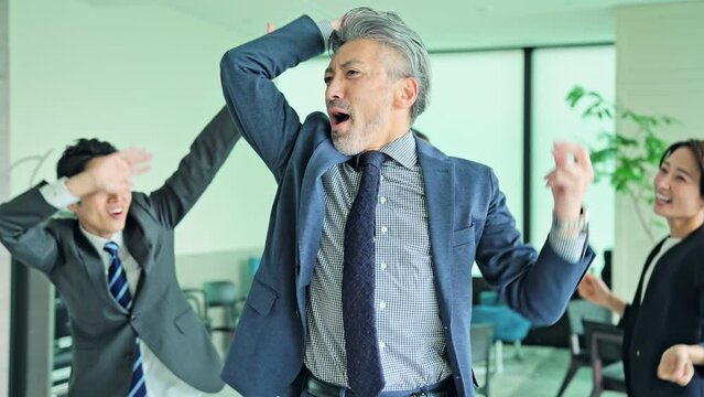 オフィスでダンスするビジネスグループ　スローモーション