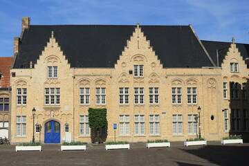 Fototapeta na wymiar Historisches Gebäude am Marktplatz in Nieuwpoort