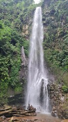 Fototapeta na wymiar Spectacular lush 200+ feet tall waterfall in Costa Rica