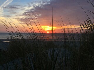 Schöner Sonnenuntergang am Strand in den Dünen. 